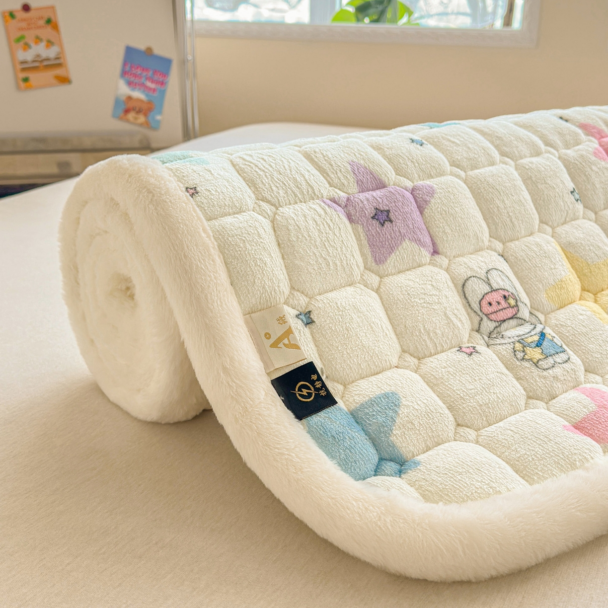 91家纺网 家纺一手货源 找家纺 爱屋及屋 2025新款牛奶绒印花床垫-宿舍床 萌萌布布