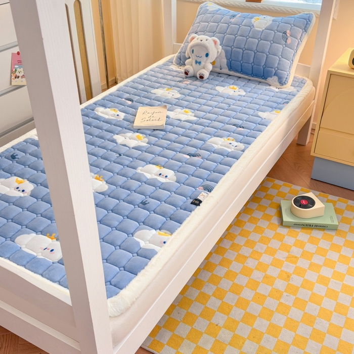 91家纺网 家纺一手货源 找家纺 爱屋及屋 2025新款牛奶绒印花床垫-宿舍床 萌萌云朵