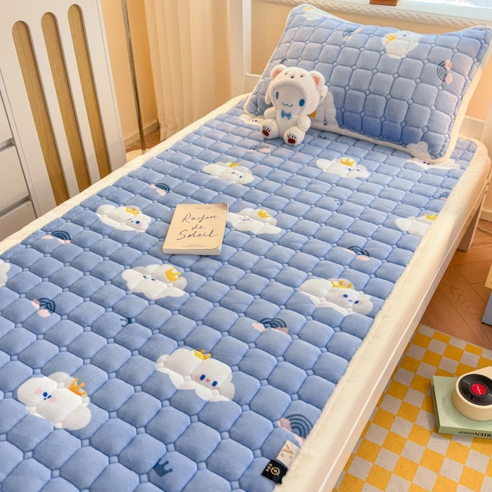 91家纺网 家纺一手货源 找家纺 爱屋及屋 2025新款牛奶绒印花床垫-宿舍床 萌萌云朵