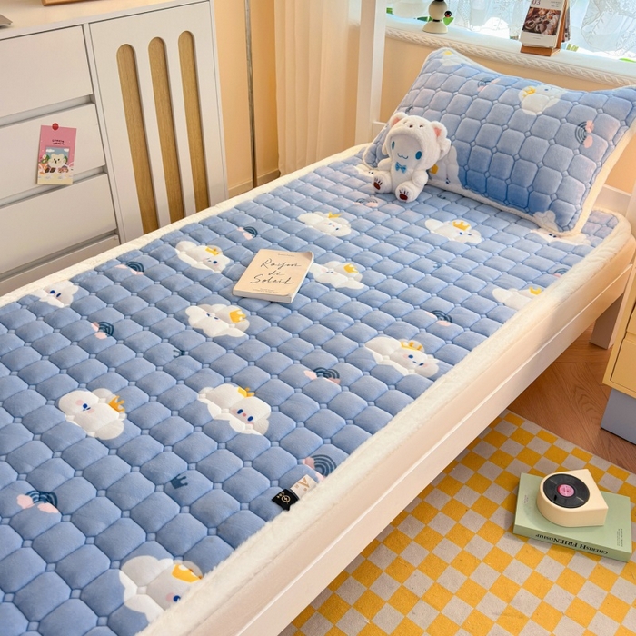 91家纺网 家纺一手货源 找家纺 爱屋及屋 2025新款牛奶绒印花床垫-宿舍床 萌萌云朵