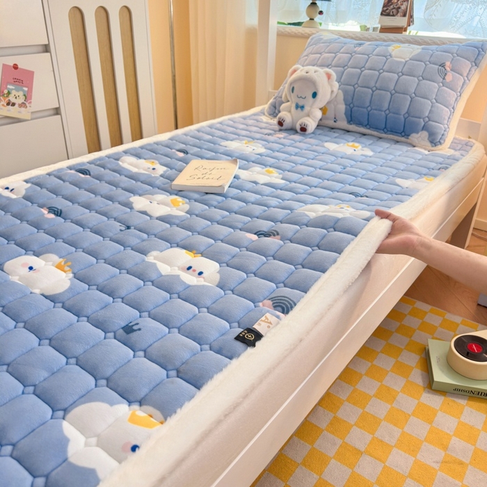 91家纺网 家纺一手货源 找家纺 爱屋及屋 2025新款牛奶绒印花床垫-宿舍床 萌萌云朵