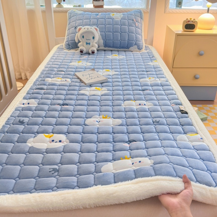91家纺网 家纺一手货源 找家纺 爱屋及屋 2025新款牛奶绒印花床垫-宿舍床 萌萌云朵