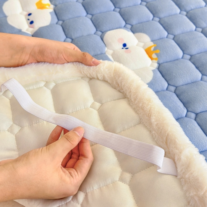 91家纺网 家纺一手货源 找家纺 爱屋及屋 2025新款牛奶绒印花床垫-宿舍床 萌萌云朵