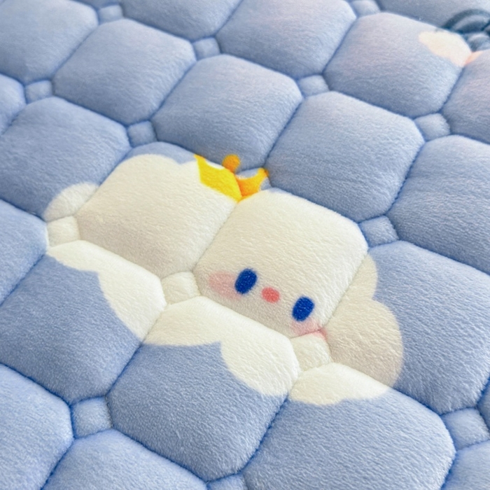 91家纺网 家纺一手货源 找家纺 爱屋及屋 2025新款牛奶绒印花床垫-宿舍床 萌萌云朵