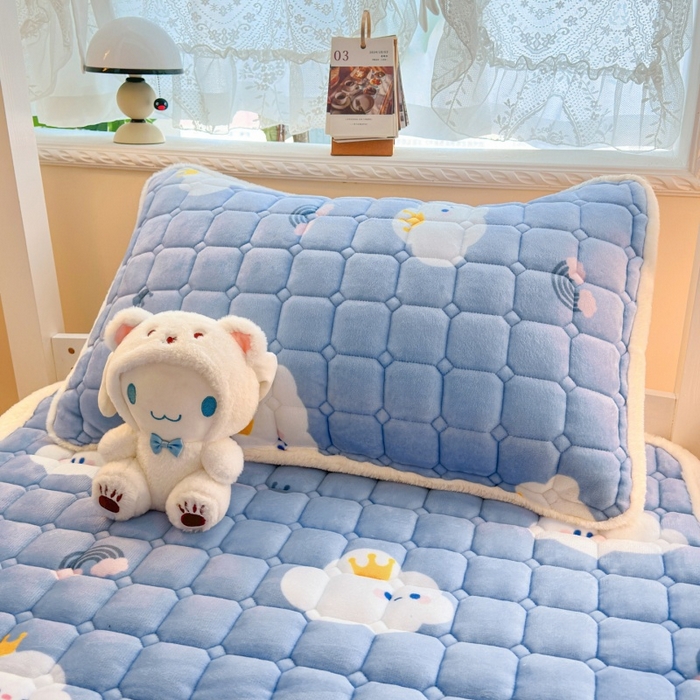 91家纺网 家纺一手货源 找家纺 爱屋及屋 2025新款牛奶绒印花床垫-宿舍床 萌萌云朵