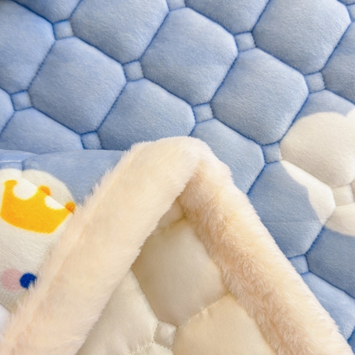 91家纺网 家纺一手货源 找家纺 爱屋及屋 2025新款牛奶绒印花床垫-宿舍床 萌萌云朵