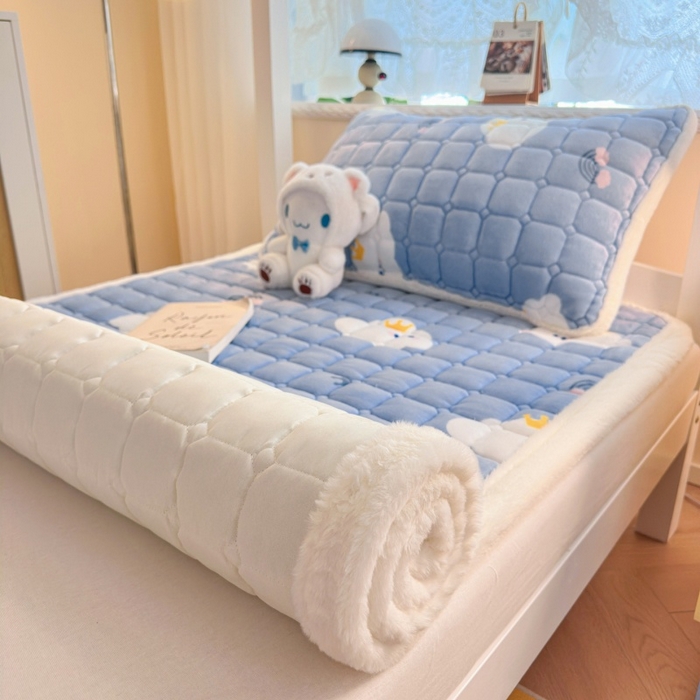 91家纺网 家纺一手货源 找家纺 爱屋及屋 2025新款牛奶绒印花床垫-宿舍床 萌萌云朵