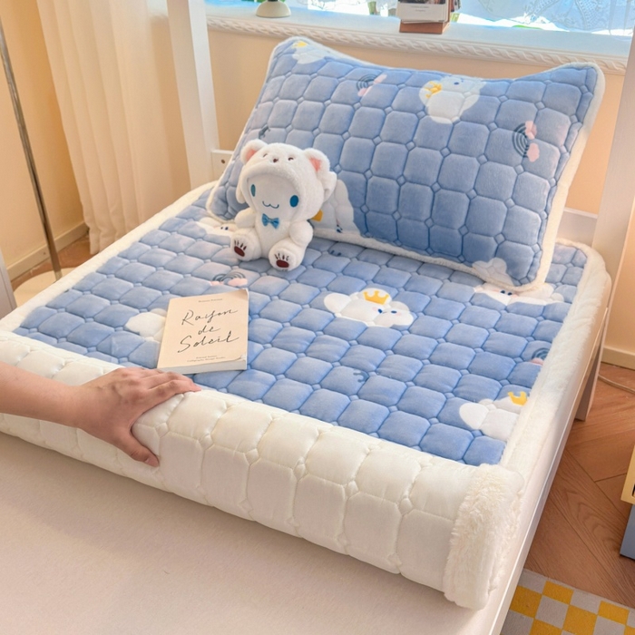 91家纺网 家纺一手货源 找家纺 爱屋及屋 2025新款牛奶绒印花床垫-宿舍床 萌萌云朵