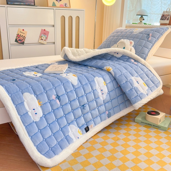 91家纺网 家纺一手货源 找家纺 爱屋及屋 2025新款牛奶绒印花床垫-宿舍床 萌萌云朵