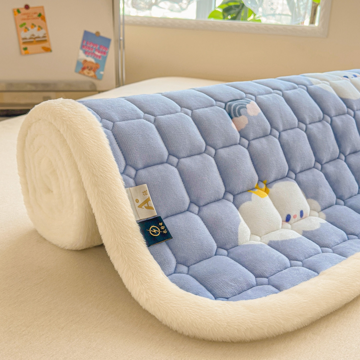 91家纺网 家纺一手货源 找家纺 爱屋及屋 2025新款牛奶绒印花床垫-宿舍床 萌萌云朵