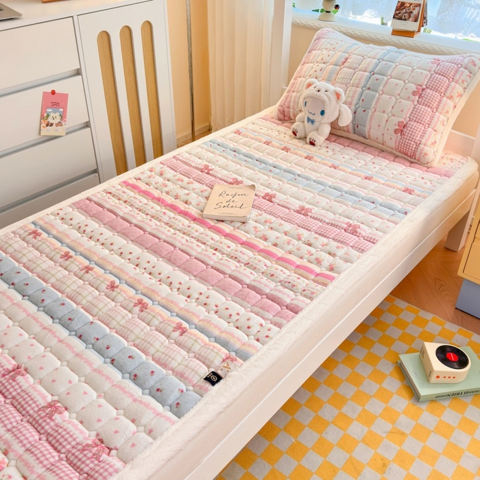 91家纺网 家纺一手货源 找家纺 爱屋及屋 2025新款牛奶绒印花床垫-宿舍床 暖漾甜梦