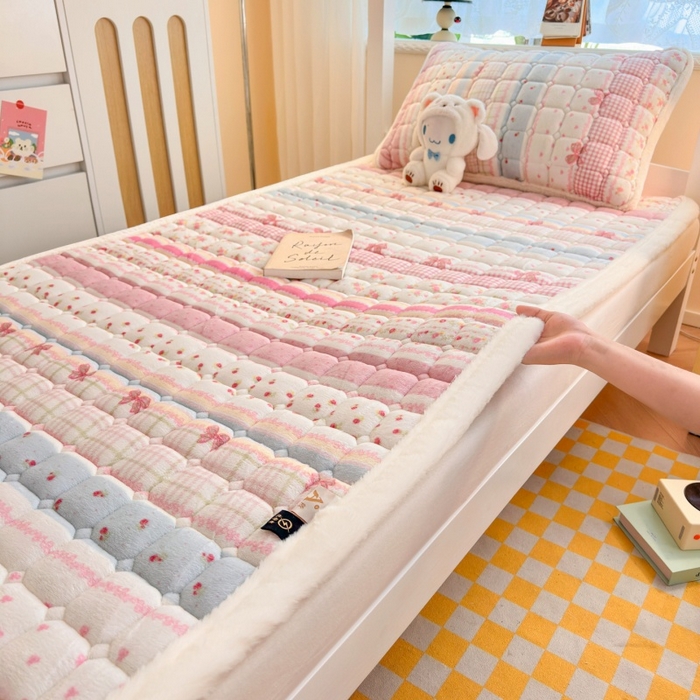 91家纺网 家纺一手货源 找家纺 爱屋及屋 2025新款牛奶绒印花床垫-宿舍床 暖漾甜梦