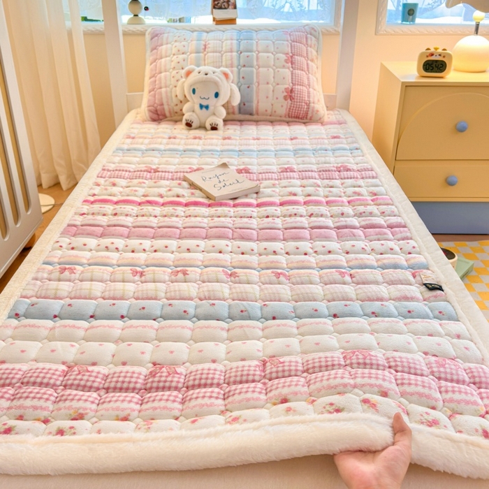 91家纺网 家纺一手货源 找家纺 爱屋及屋 2025新款牛奶绒印花床垫-宿舍床 暖漾甜梦