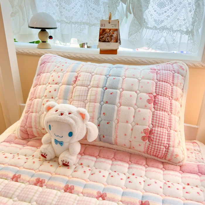 91家纺网 家纺一手货源 找家纺 爱屋及屋 2025新款牛奶绒印花床垫-宿舍床 暖漾甜梦