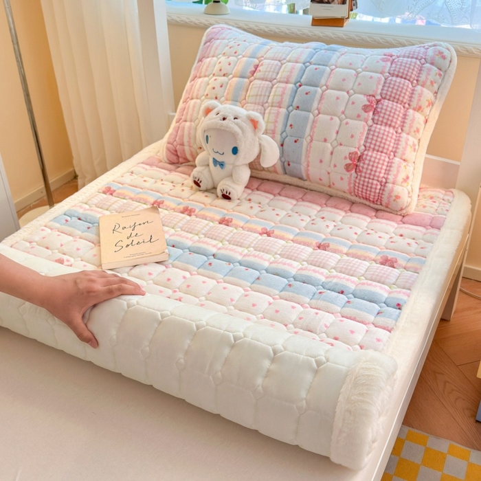 91家纺网 家纺一手货源 找家纺 爱屋及屋 2025新款牛奶绒印花床垫-宿舍床 暖漾甜梦