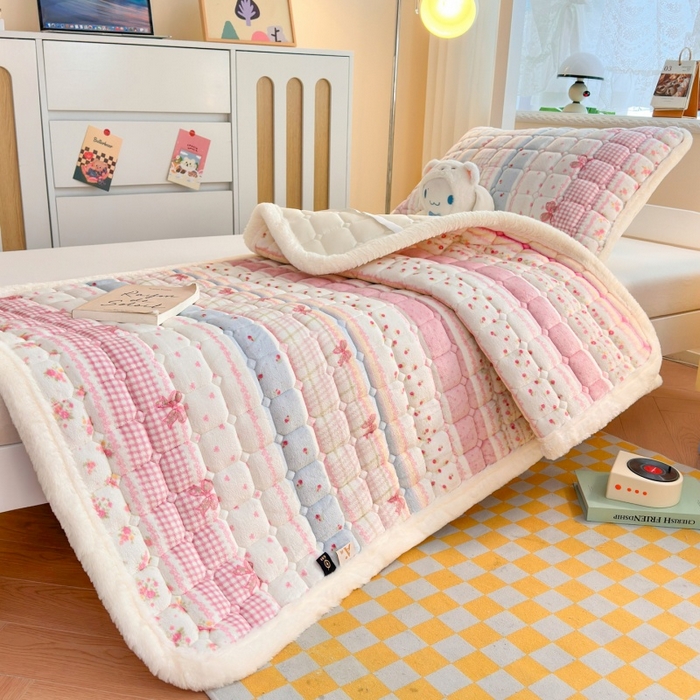 91家纺网 家纺一手货源 找家纺 爱屋及屋 2025新款牛奶绒印花床垫-宿舍床 暖漾甜梦