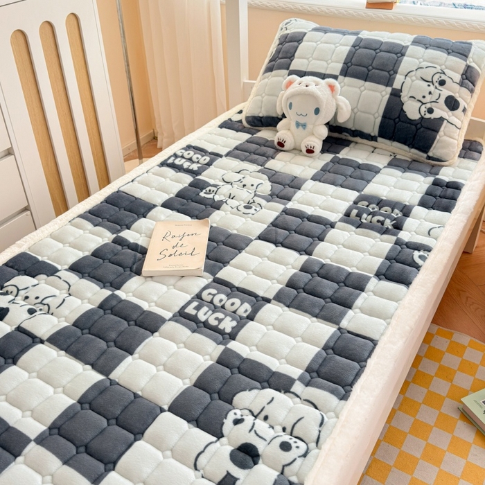 91家纺网 家纺一手货源 找家纺 爱屋及屋 2025新款牛奶绒印花床垫-宿舍床 棋盘狗