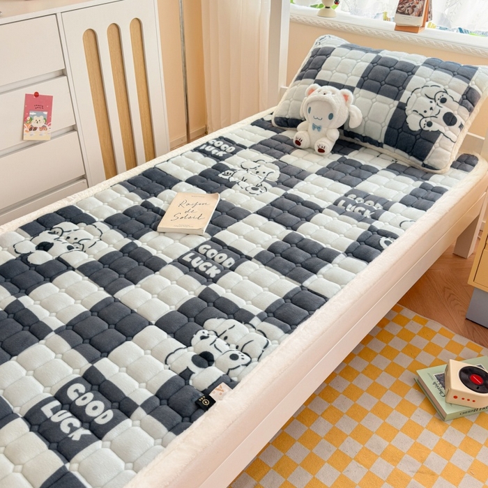 91家纺网 家纺一手货源 找家纺 爱屋及屋 2025新款牛奶绒印花床垫-宿舍床 棋盘狗