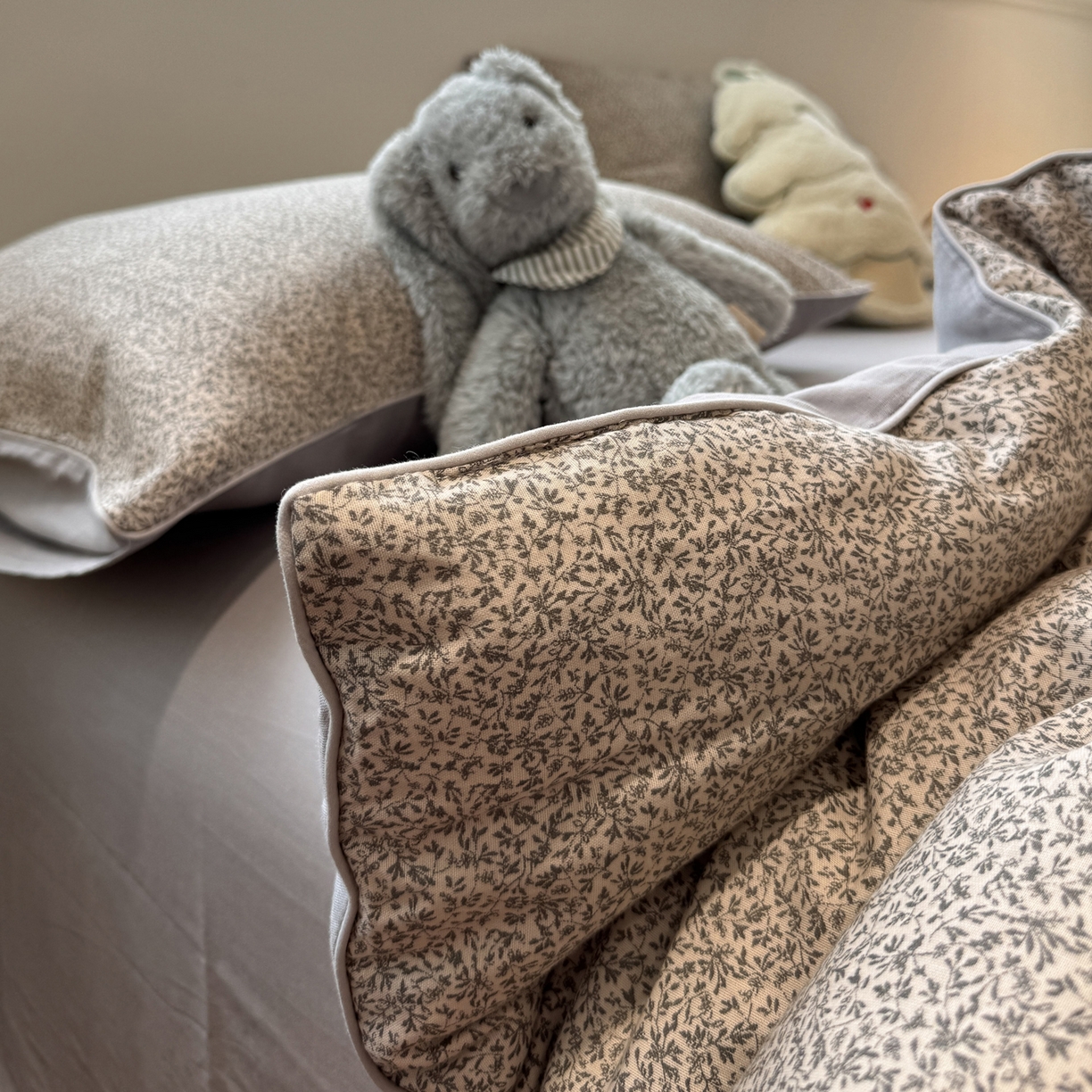 91家纺网 家纺一手货源 找家纺 一加一 2025新款40全棉双层纱印花中科抗菌被子四件套 蓝萱