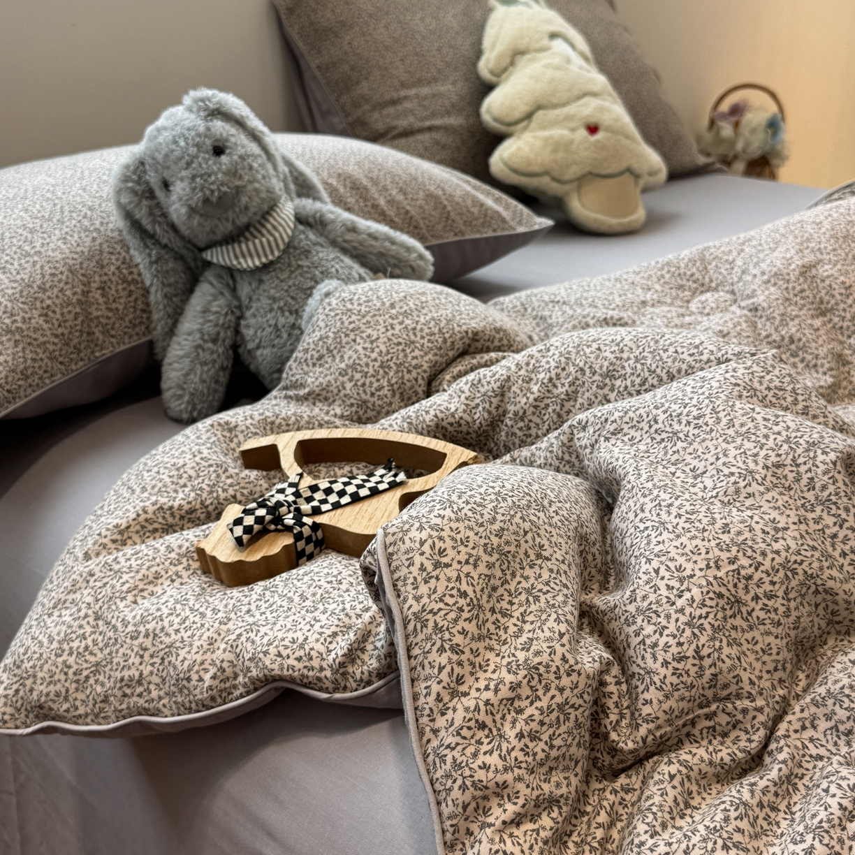 91家纺网 家纺一手货源 找家纺 一加一 2025新款40全棉双层纱印花中科抗菌被子四件套 蓝萱