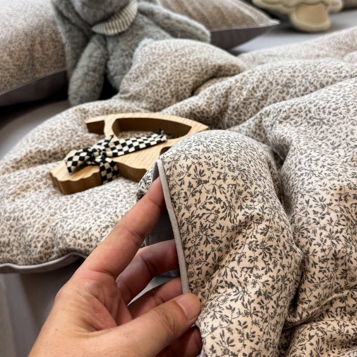 91家纺网 家纺一手货源 找家纺 一加一 2025新款40全棉双层纱印花中科抗菌被子四件套 蓝萱