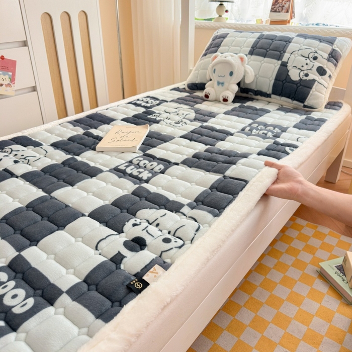 91家纺网 家纺一手货源 找家纺 爱屋及屋 2025新款牛奶绒印花床垫-宿舍床 棋盘狗