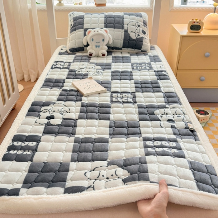 91家纺网 家纺一手货源 找家纺 爱屋及屋 2025新款牛奶绒印花床垫-宿舍床 棋盘狗