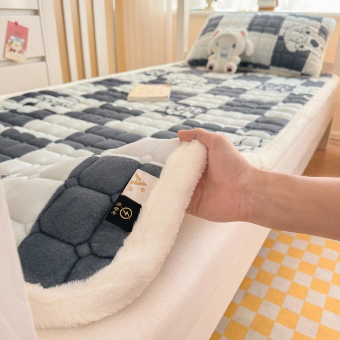 91家纺网 家纺一手货源 找家纺 爱屋及屋 2025新款牛奶绒印花床垫-宿舍床 棋盘狗