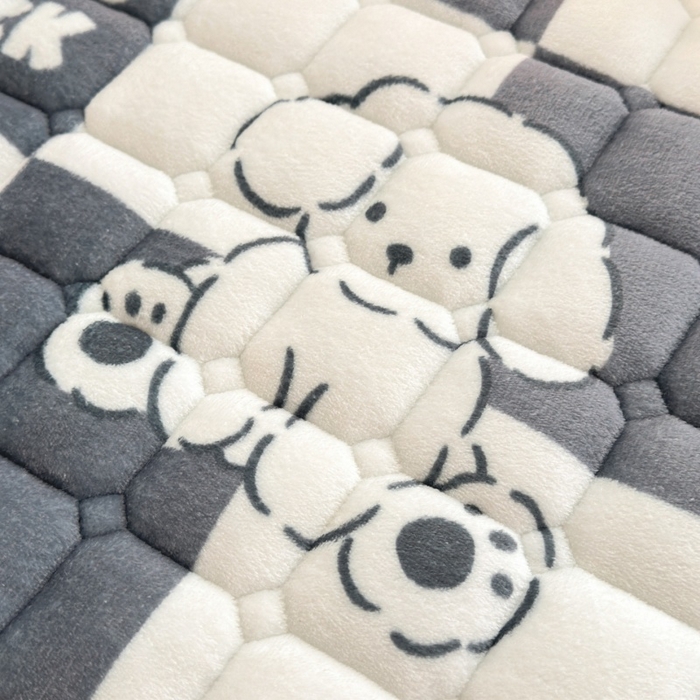 91家纺网 家纺一手货源 找家纺 爱屋及屋 2025新款牛奶绒印花床垫-宿舍床 棋盘狗