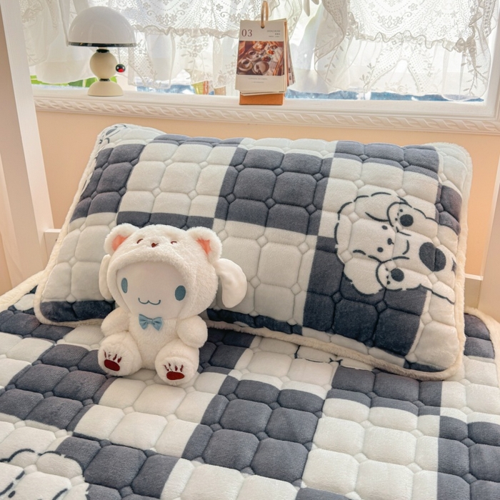 91家纺网 家纺一手货源 找家纺 爱屋及屋 2025新款牛奶绒印花床垫-宿舍床 棋盘狗