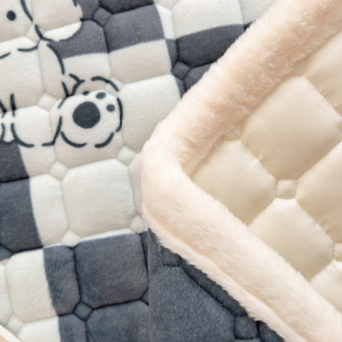 91家纺网 家纺一手货源 找家纺 爱屋及屋 2025新款牛奶绒印花床垫-宿舍床 棋盘狗