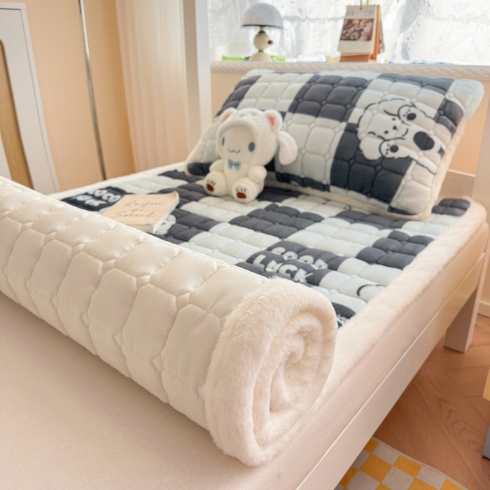 91家纺网 家纺一手货源 找家纺 爱屋及屋 2025新款牛奶绒印花床垫-宿舍床 棋盘狗