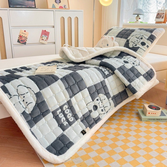 91家纺网 家纺一手货源 找家纺 爱屋及屋 2025新款牛奶绒印花床垫-宿舍床 棋盘狗