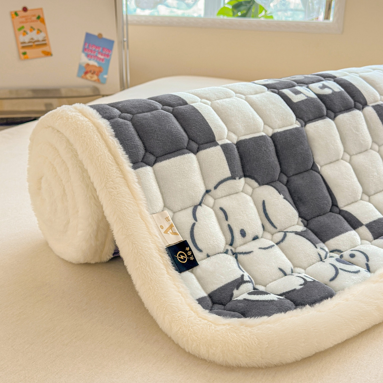 91家纺网 家纺一手货源 找家纺 爱屋及屋 2025新款牛奶绒印花床垫-宿舍床 棋盘狗