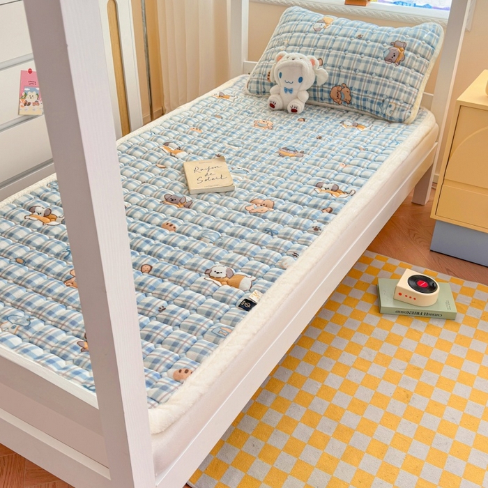 91家纺网 家纺一手货源 找家纺 爱屋及屋 2025新款牛奶绒印花床垫-宿舍床 竖格萌宠