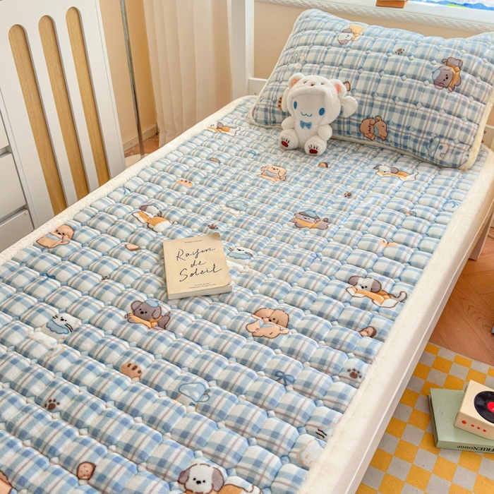 91家纺网 家纺一手货源 找家纺 爱屋及屋 2025新款牛奶绒印花床垫-宿舍床 竖格萌宠