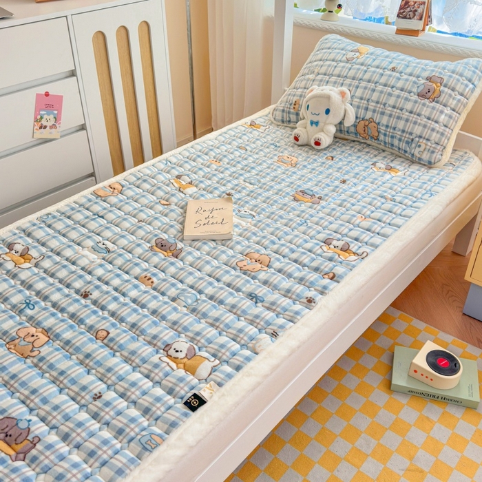 91家纺网 家纺一手货源 找家纺 爱屋及屋 2025新款牛奶绒印花床垫-宿舍床 竖格萌宠