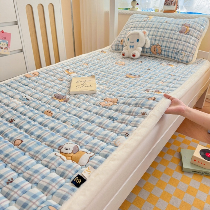 91家纺网 家纺一手货源 找家纺 爱屋及屋 2025新款牛奶绒印花床垫-宿舍床 竖格萌宠