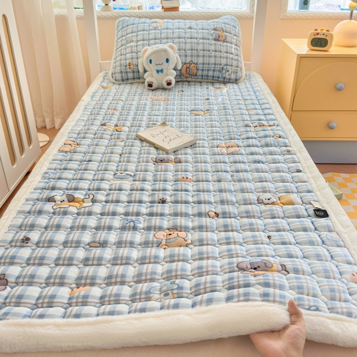 91家纺网 家纺一手货源 找家纺 爱屋及屋 2025新款牛奶绒印花床垫-宿舍床 竖格萌宠