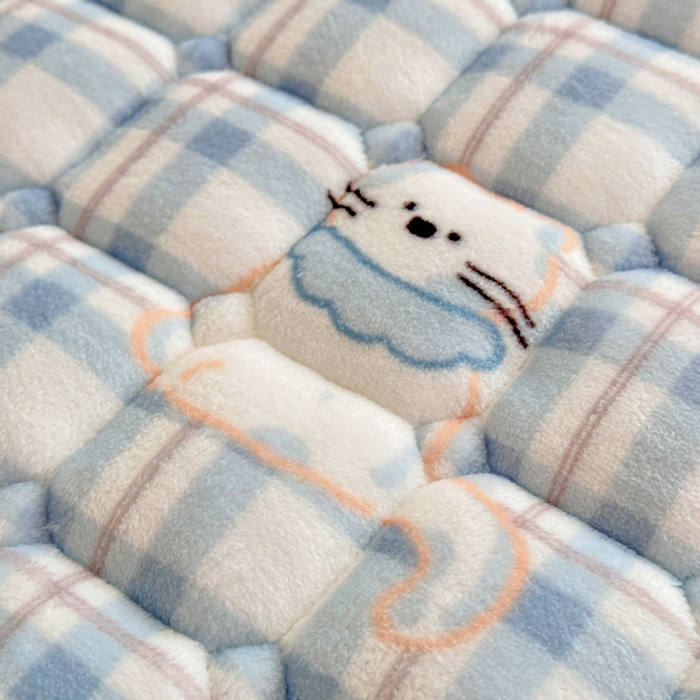 91家纺网 家纺一手货源 找家纺 爱屋及屋 2025新款牛奶绒印花床垫-宿舍床 竖格萌宠