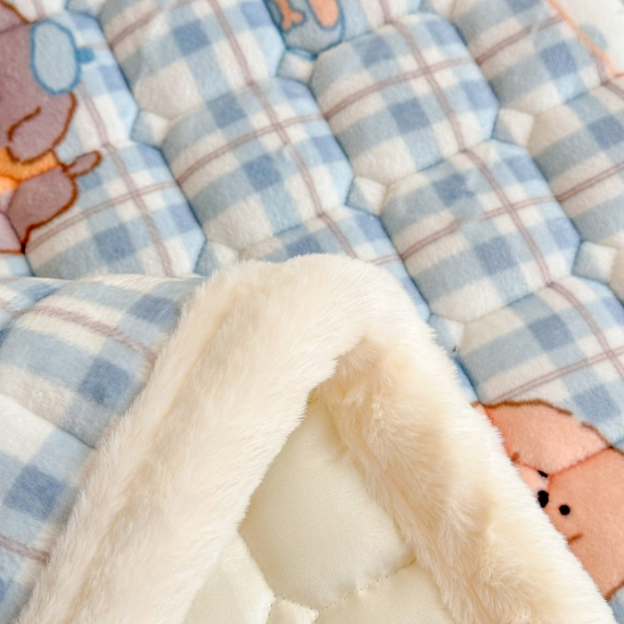 91家纺网 家纺一手货源 找家纺 爱屋及屋 2025新款牛奶绒印花床垫-宿舍床 竖格萌宠