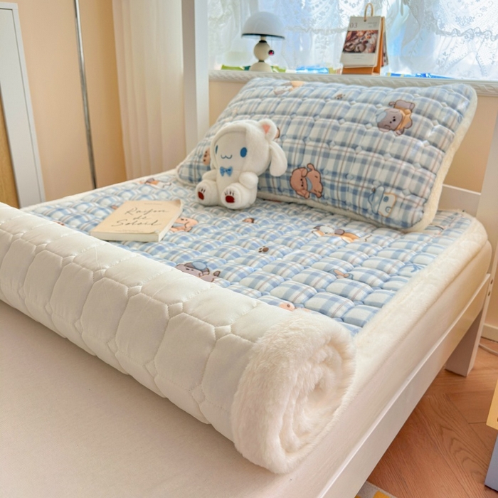 91家纺网 家纺一手货源 找家纺 爱屋及屋 2025新款牛奶绒印花床垫-宿舍床 竖格萌宠