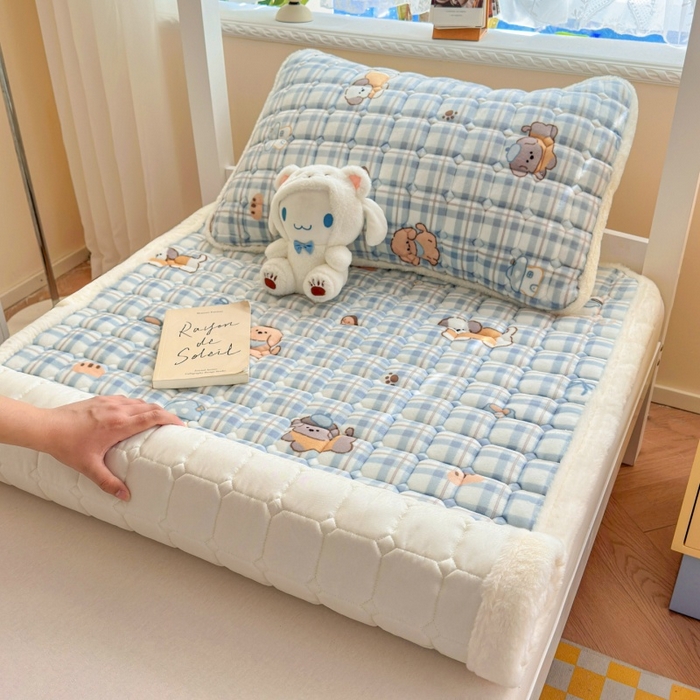 91家纺网 家纺一手货源 找家纺 爱屋及屋 2025新款牛奶绒印花床垫-宿舍床 竖格萌宠