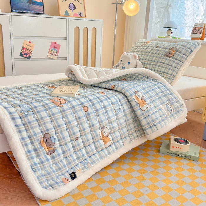 91家纺网 家纺一手货源 找家纺 爱屋及屋 2025新款牛奶绒印花床垫-宿舍床 竖格萌宠