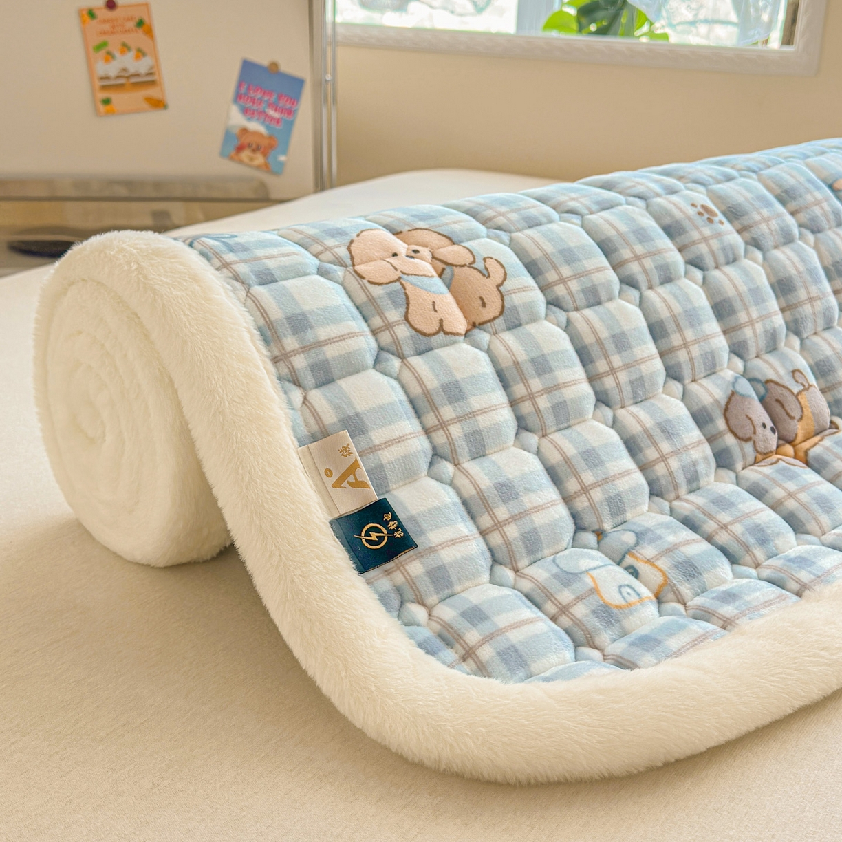 91家纺网 家纺一手货源 找家纺 爱屋及屋 2025新款牛奶绒印花床垫-宿舍床 竖格萌宠