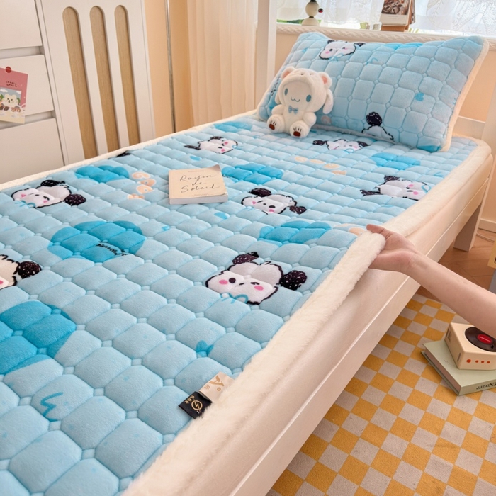 91家纺网 家纺一手货源 找家纺 爱屋及屋 2025新款牛奶绒印花床垫-宿舍床 涂鸦狗
