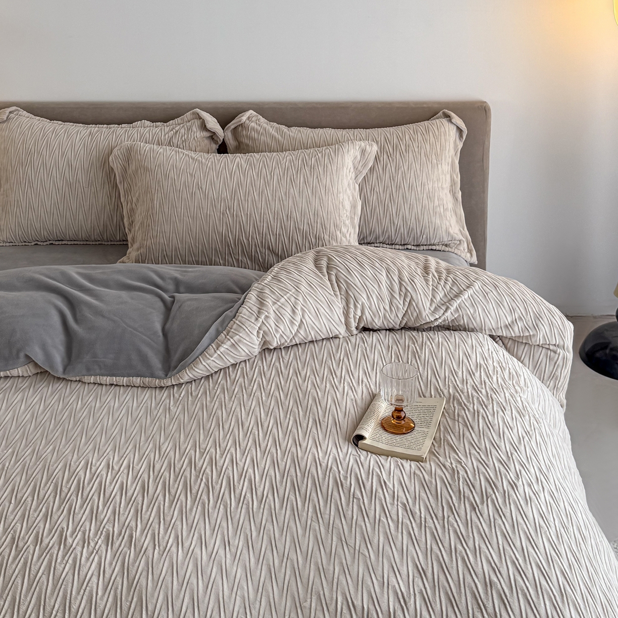 91家纺网 家纺一手货源 找家纺 锦罗绣 2025新款全消光烂花230克牛奶绒四件套 花想容