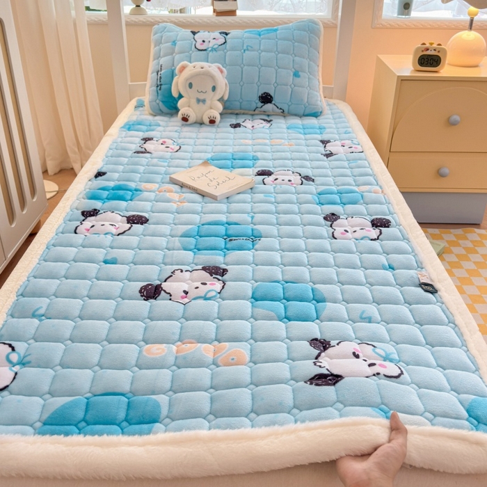 91家纺网 家纺一手货源 找家纺 爱屋及屋 2025新款牛奶绒印花床垫-宿舍床 涂鸦狗