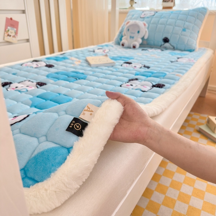 91家纺网 家纺一手货源 找家纺 爱屋及屋 2025新款牛奶绒印花床垫-宿舍床 涂鸦狗