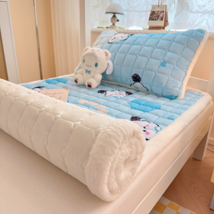 91家纺网 家纺一手货源 找家纺 爱屋及屋 2025新款牛奶绒印花床垫-宿舍床 涂鸦狗